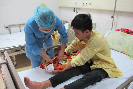 Xúc động hình ảnh những ông bố Việt #039;ấp#039; con trên ngực trần - 1