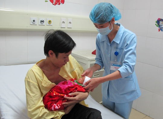 Xúc động hình ảnh những ông bố Việt #039;ấp#039; con trên ngực trần - 6