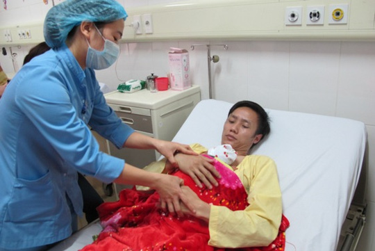 Xúc động hình ảnh những ông bố Việt #039;ấp#039; con trên ngực trần - 7