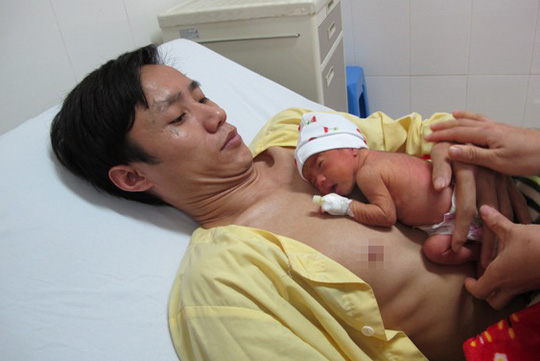 Xúc động hình ảnh những ông bố Việt #039;ấp#039; con trên ngực trần - 8