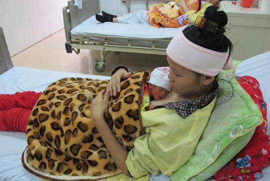 Xúc động hình ảnh những ông bố Việt #039;ấp#039; con trên ngực trần - 10