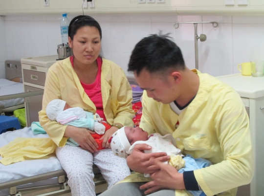 Xúc động hình ảnh những ông bố Việt #039;ấp#039; con trên ngực trần - 11