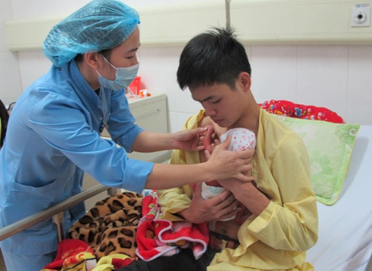 Xúc động hình ảnh những ông bố Việt #039;ấp#039; con trên ngực trần - 2
