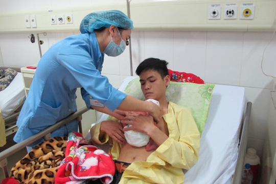 Xúc động hình ảnh những ông bố Việt #039;ấp#039; con trên ngực trần - 3