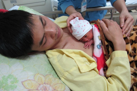 Xúc động hình ảnh những ông bố Việt #039;ấp#039; con trên ngực trần - 4