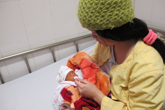 Xúc động hình ảnh những ông bố Việt #039;ấp#039; con trên ngực trần - 5