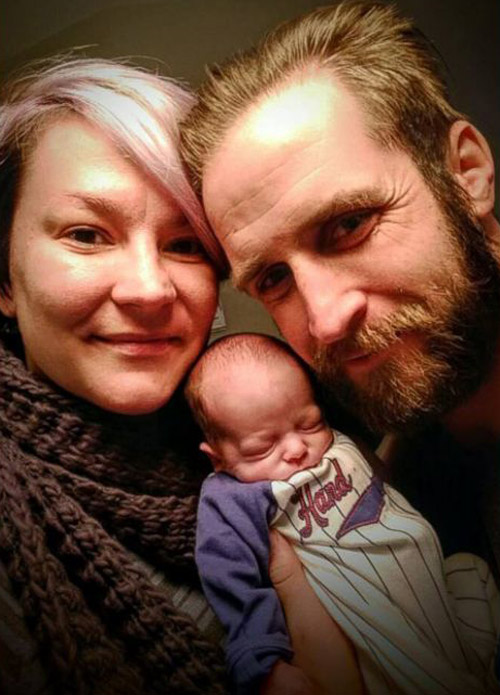 Khoảnh khắc rơi lệ của mẹ lần đầu ôm con sinh non - 2