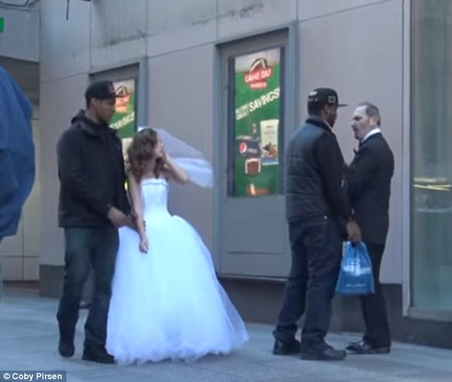 Sự thật gây sốc về đám cưới chú rể 65 tuổi, cô dâu 12 tuổi - 7