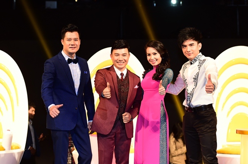 Đan Trường - Cẩm Ly tình cảm khoác tay nhau trên ghế nóng - 1