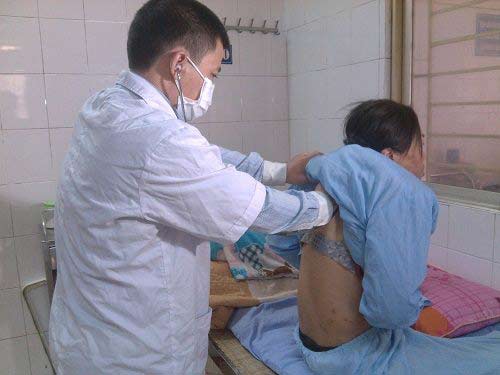 Bác sĩ cấp cứu cho bệnh nhân HIV máu phun như vòi nước - 2