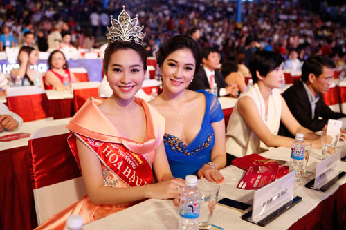 #039;Chấm điểm#039; Hoa hậu, Á hậu Việt khi chụp ảnh cùng nhau - 18