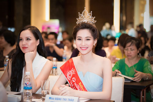 #039;Chấm điểm#039; Hoa hậu, Á hậu Việt khi chụp ảnh cùng nhau - 19