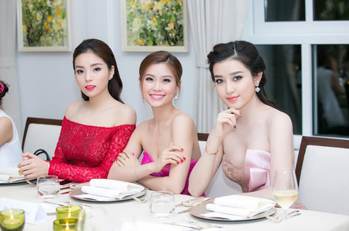 #039;Chấm điểm#039; Hoa hậu, Á hậu Việt khi chụp ảnh cùng nhau - 8