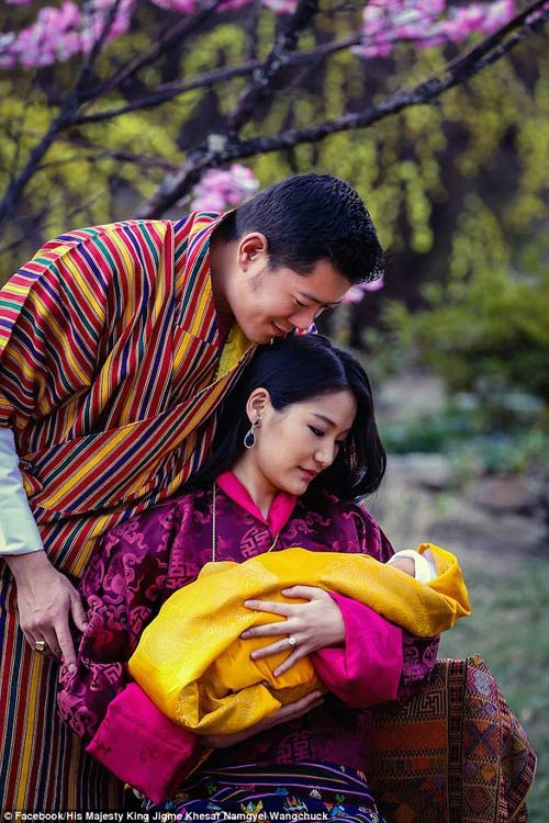 Vợ đẹp con xinh của vị vua nước ‘hạnh phúc nhất thế giới’ - 5