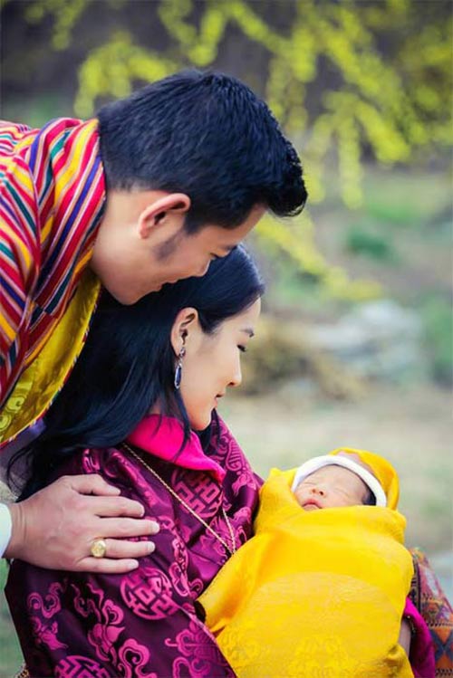 Vợ đẹp con xinh của vị vua nước ‘hạnh phúc nhất thế giới’ - 6