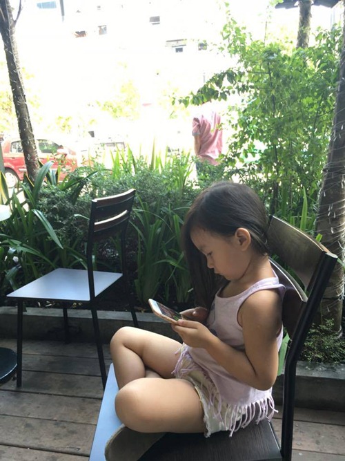 Con gái Hoàng Bách đẹp dịu dàng dưới ống kính của anh trai - 9