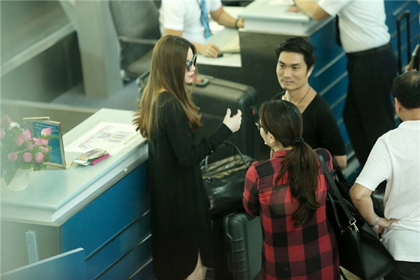 Hà Hồ diện cây đen lạnh lùng xuất hiện giữa tâm bão thị phi - 7