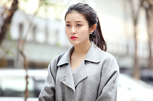 Á hậu Huyền My ôm chặt em trai khi đi từ thiện - 6