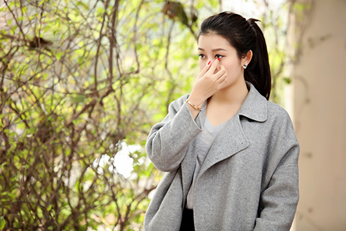 Á hậu Huyền My ôm chặt em trai khi đi từ thiện - 7