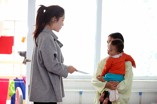 Á hậu Huyền My ôm chặt em trai khi đi từ thiện - 8