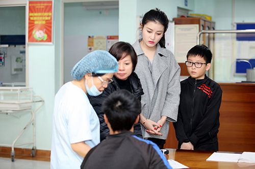 Á hậu Huyền My ôm chặt em trai khi đi từ thiện - 11