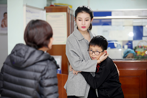 Á hậu Huyền My ôm chặt em trai khi đi từ thiện - 13