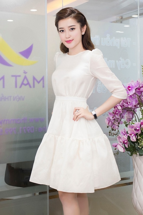 Những chiếc váy trắng làm say đắm lòng người của Huyền My - 2