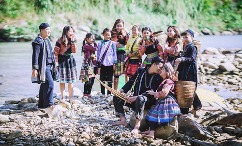 Ảnh cưới của cặp đôi “Từ miền Tây ngược ra Bắc” - 16