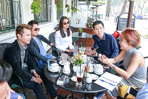 Bằng Kiều nắm chặt tay Dương Mỹ Linh giữa phố Hà Nội - 6