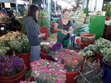 Hoa tươi ngày 8/3 giá tăng khoảng 30% - 1