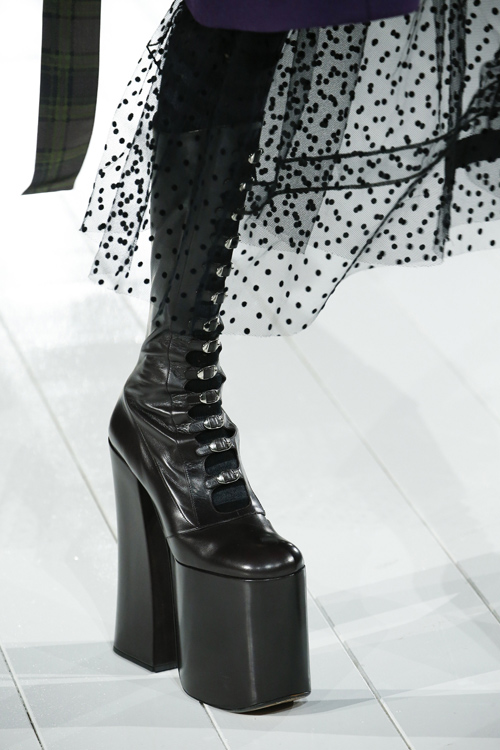 Những tuyệt phẩm giày boots từ sàn diễn thu đông 2016 - 2