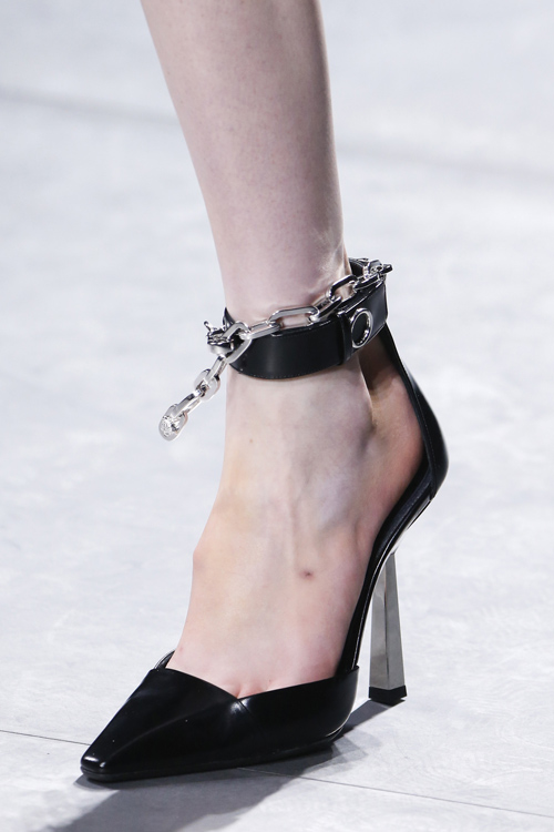 Những tuyệt phẩm giày boots từ sàn diễn thu đông 2016 - 19