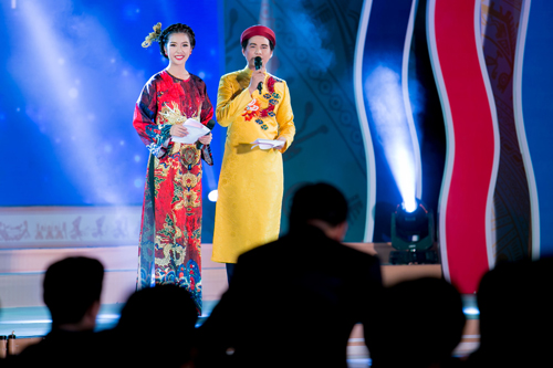 Thúy Vân mặc áo dài đính 1000 viên pha lê và tiền cổ - 3