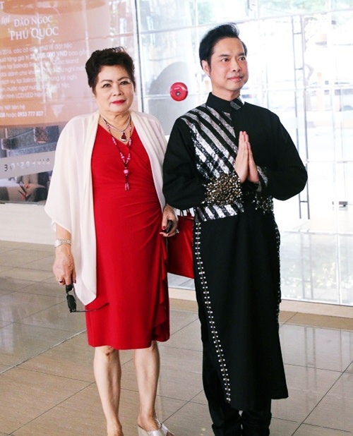 Mẹ Ngọc Sơn lo cho sức khỏe của con trai - 1