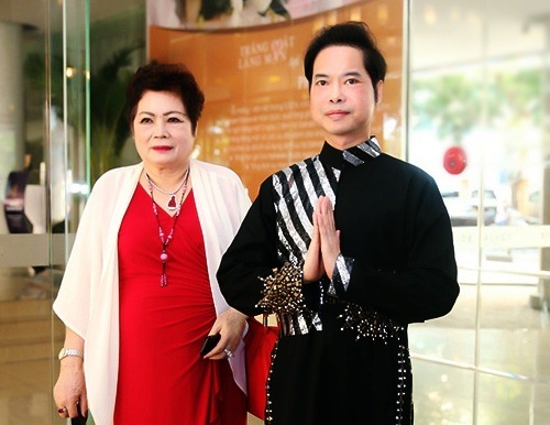 Mẹ Ngọc Sơn lo cho sức khỏe của con trai - 2
