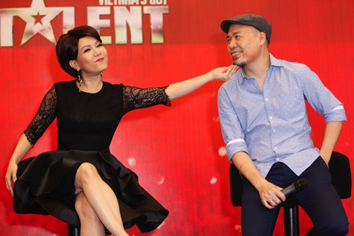 Hari Won mắc lỗi hát live - Trấn Thành vẫn mỉm cười, say sưa ngắm - 6