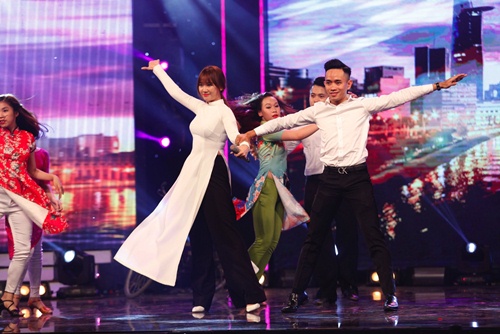 Hari Won mắc lỗi hát live - Trấn Thành vẫn mỉm cười, say sưa ngắm - 13