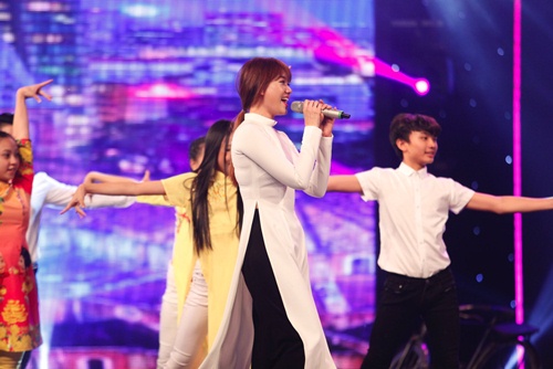 Hari Won mắc lỗi hát live - Trấn Thành vẫn mỉm cười, say sưa ngắm - 10