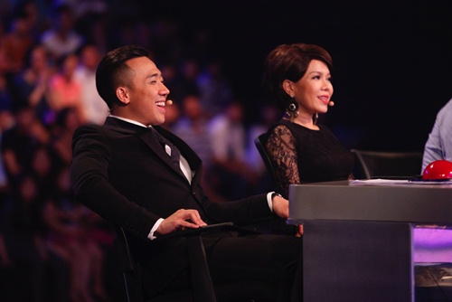 Hari Won mắc lỗi hát live - Trấn Thành vẫn mỉm cười, say sưa ngắm - 17