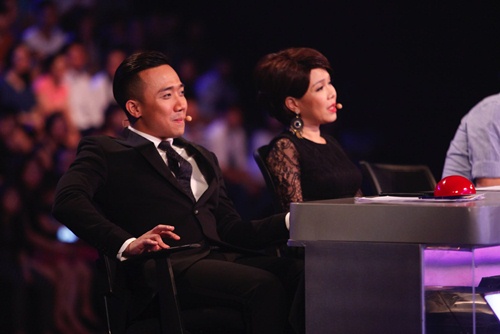 Hari Won mắc lỗi hát live - Trấn Thành vẫn mỉm cười, say sưa ngắm - 15