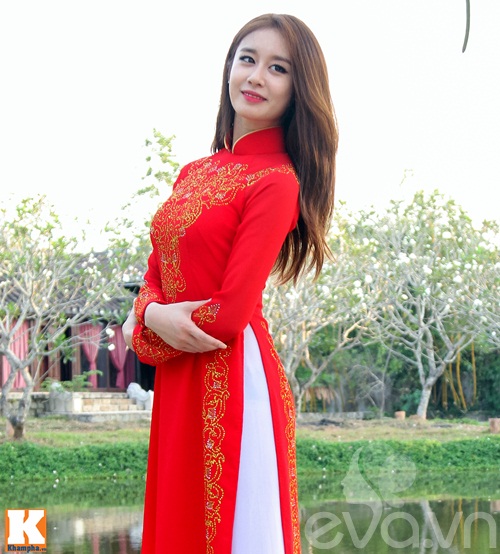 T-ara đẹp hút hồn khi diện áo dài truyền thống Việt Nam - 9
