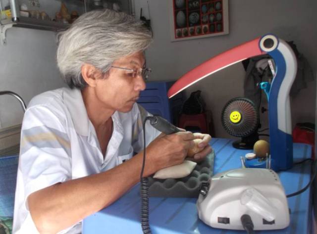 Người đàn ông có đôi bàn tay khéo léo khắc vỏ trứng tặng vợ - 2