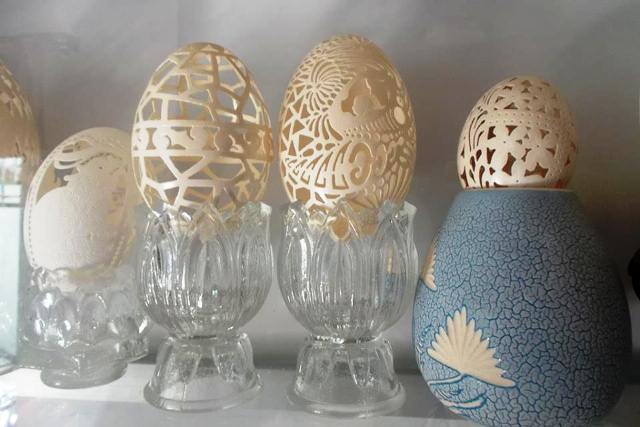 Người đàn ông có đôi bàn tay khéo léo khắc vỏ trứng tặng vợ - 1