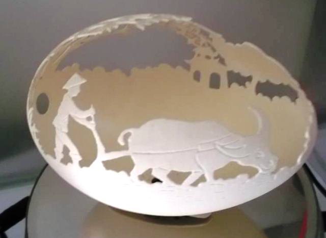 Người đàn ông có đôi bàn tay khéo léo khắc vỏ trứng tặng vợ - 3