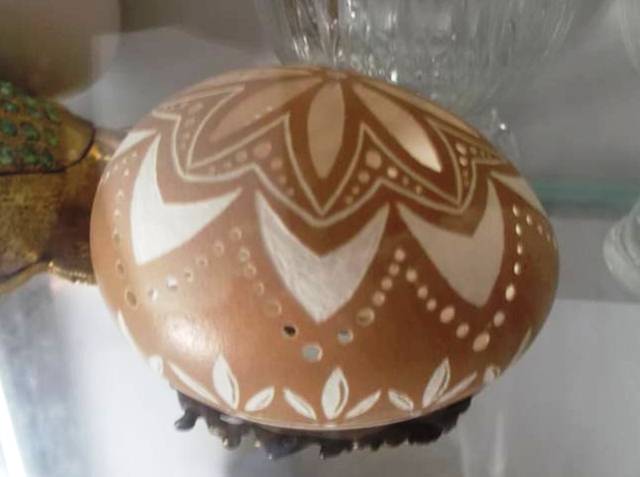 Người đàn ông có đôi bàn tay khéo léo khắc vỏ trứng tặng vợ - 4