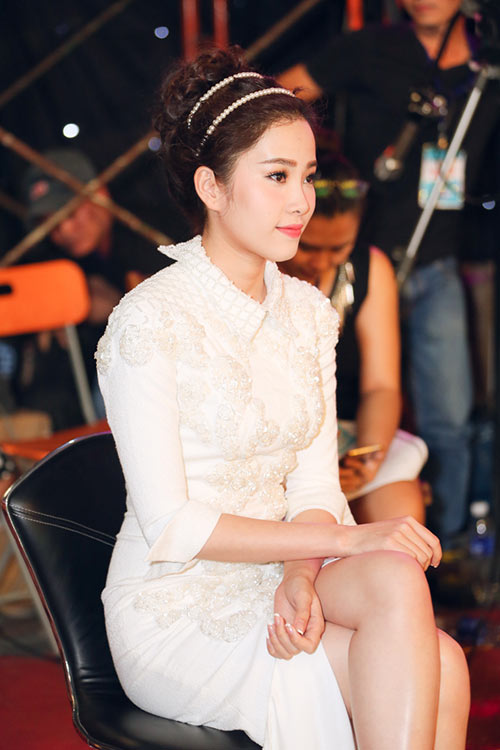 Hoa khôi Nam Em đẹp ngọt ngào trên quot;ghế nóngquot; - 7