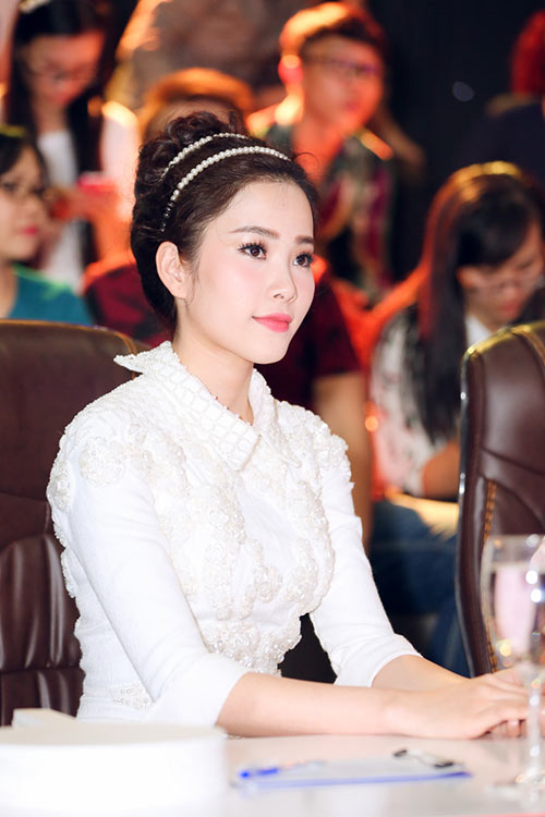 Hoa khôi Nam Em đẹp ngọt ngào trên quot;ghế nóngquot; - 8