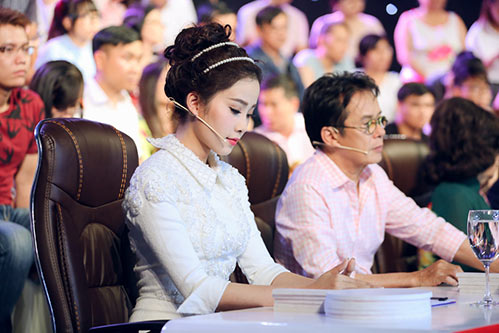 Hoa khôi Nam Em đẹp ngọt ngào trên quot;ghế nóngquot; - 6