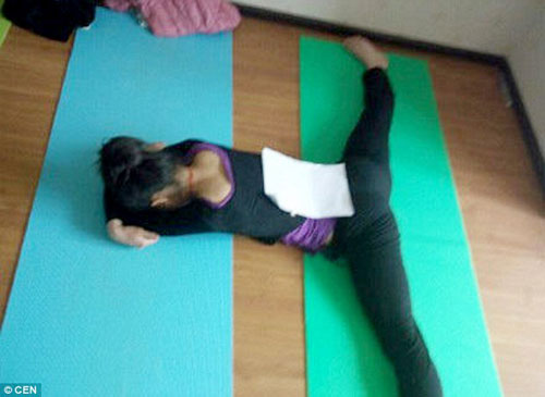 Giới trẻ lại rộ mốt khoe eo thon bằng... giấy A4 - 5
