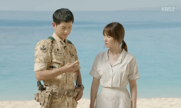 Bóc giá váy áo Song Hye Kyo trong Hậu duệ mặt trời - 3